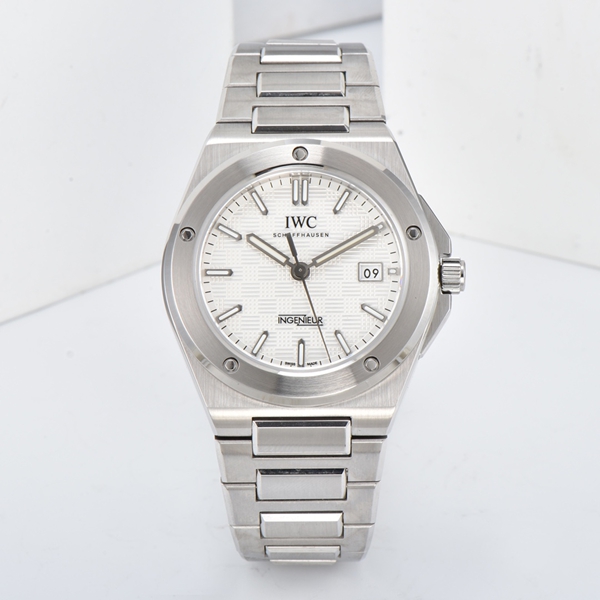 アイ・ダブリュー・シー正面デザイン